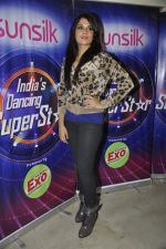 Richa Chadda with Fukrey stars on the sets of India_s dancing superstars in Filmcity, Mumbai on 29th May 2013 (24).JPG